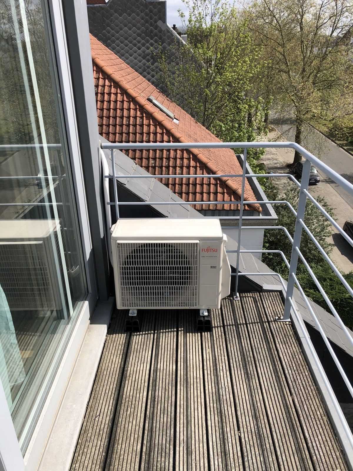 Unité extérieure sur terrasse en bois