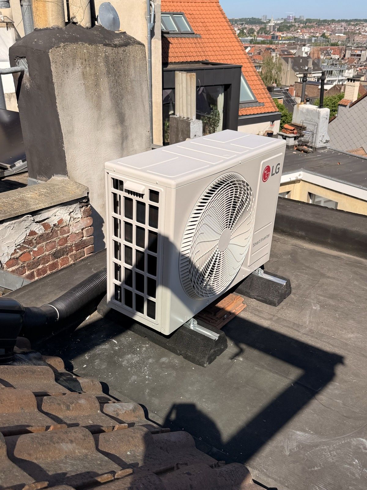 Installation en toiture avec vue sur Bruxelles