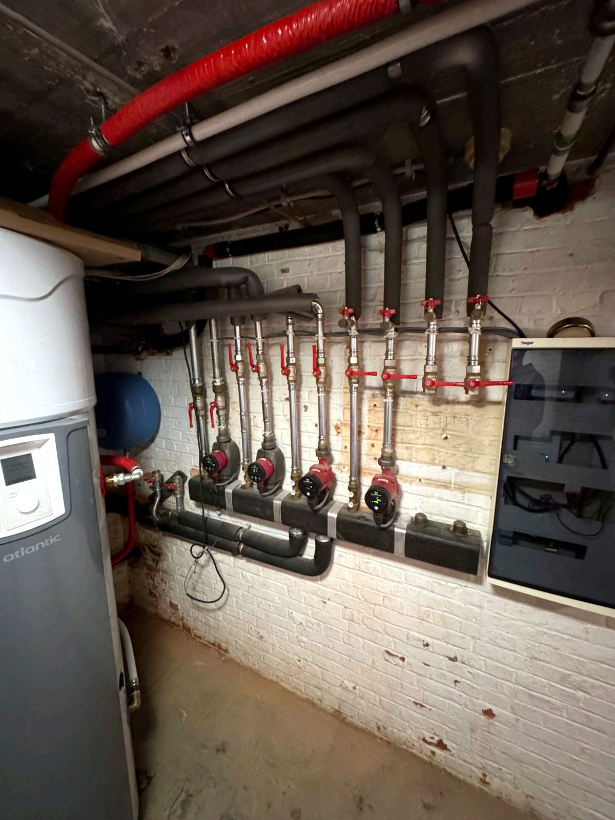 Apr&egrave;s : collecteurs et circulateurs Grundfos